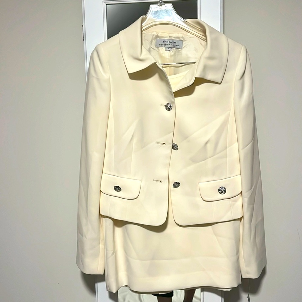 Tahari suite with skirt-new